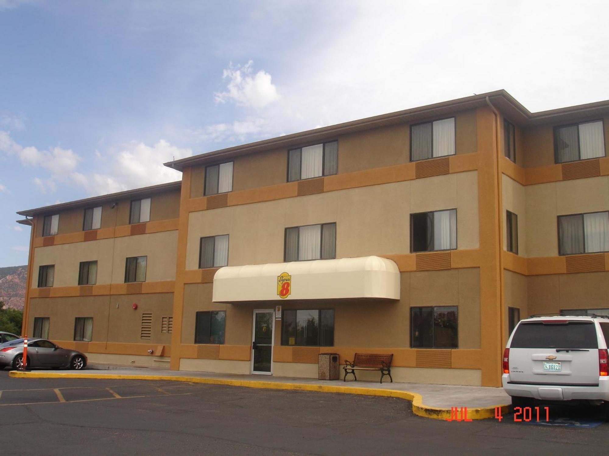 Super 8 By Wyndham Cedar City Dış mekan fotoğraf